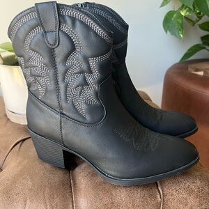 Global Win Black Western Ankle Boots with Contrast Stitching